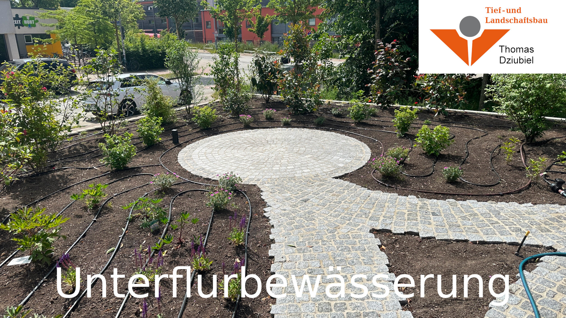 Unsichtbar unter der Erde verlegt, sorgt unsere Unterflurbewässerung für eine gleichmäßige Wasserzufuhr direkt an der Wurzel - ressourcenschonend, komfortabel und perfekt für gepflegte Außenanlagen. Unterflurbewässerung - Tief- und Landschaftsbau Thomas Dziubiel